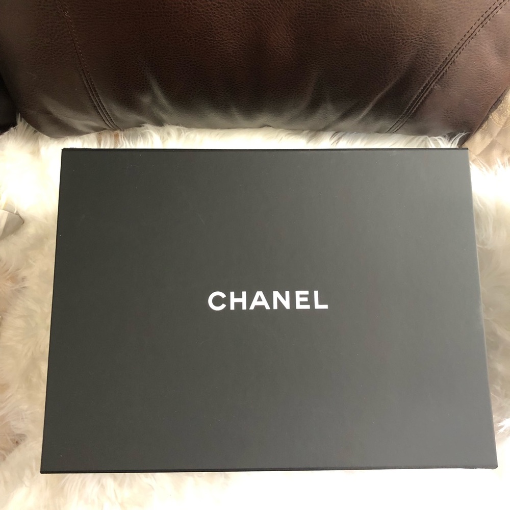 Chanel magnetic box for handbag
